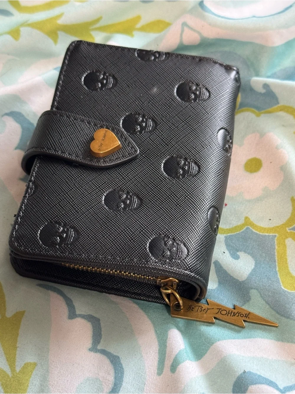 Betsy Johnson skull print wallet. - Picture 4 of 8